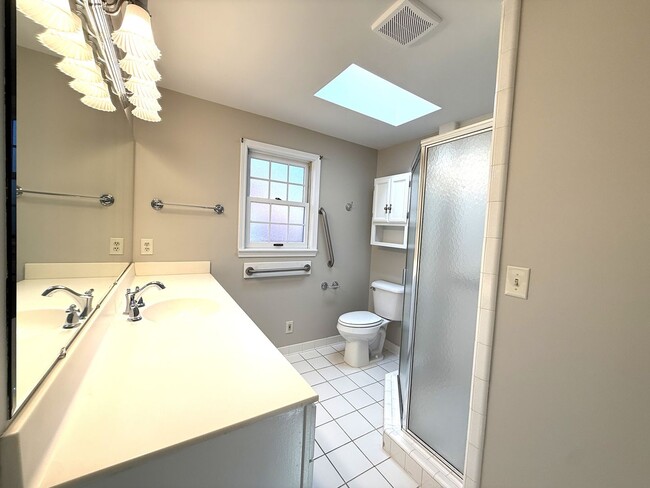 Building Photo - Spacious 3 Bedroom 2 Bath Home