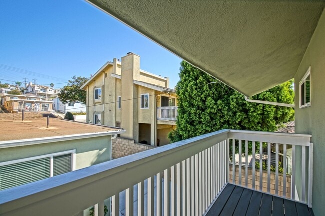 Building Photo - NEWLY REMODELED, SPLIT-LEVEL 3BR2BA DUPLEX...