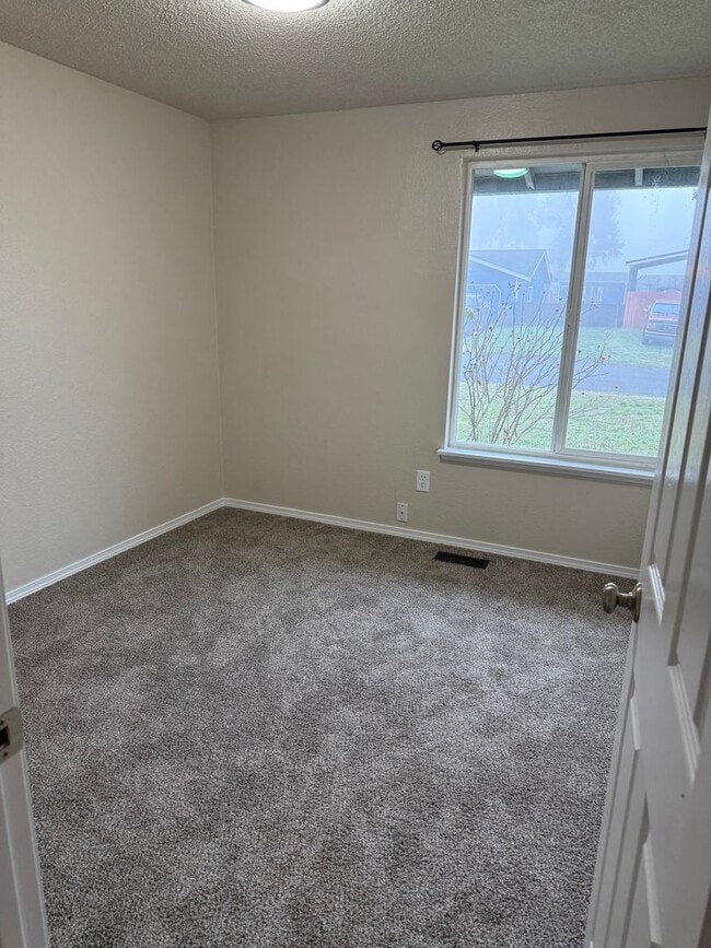 Building Photo - Recently remodeled Spanaway 3bd/1.75ba rambler available now!