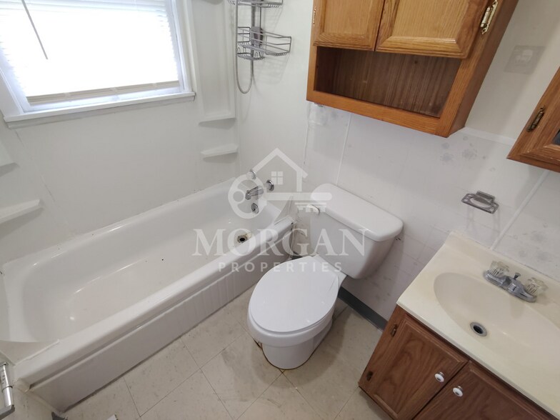 Building Photo - 1326 1/2 E 35th St