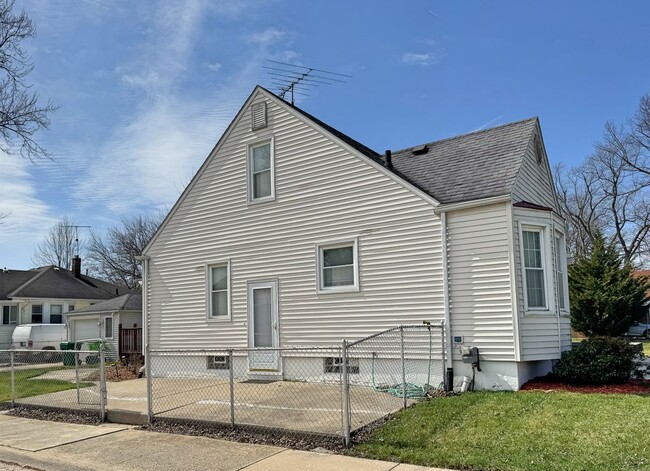 Building Photo - 15138 Crescentwood Ave