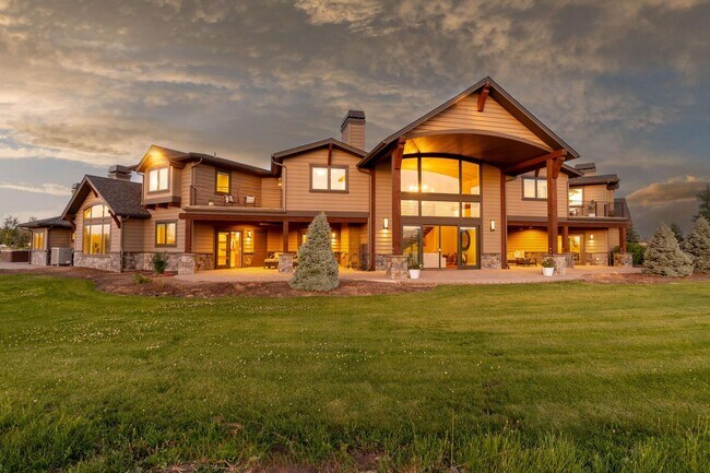 Building Photo - Stunning Tumalo Estate-6 Bed - 7.5 Bath ov...