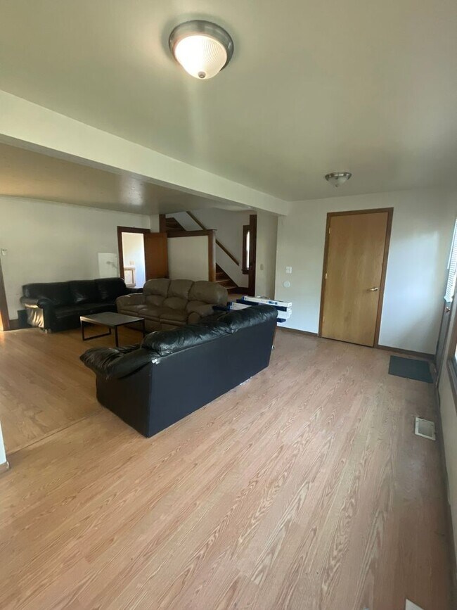 Building Photo - 926 Sylvan Ave