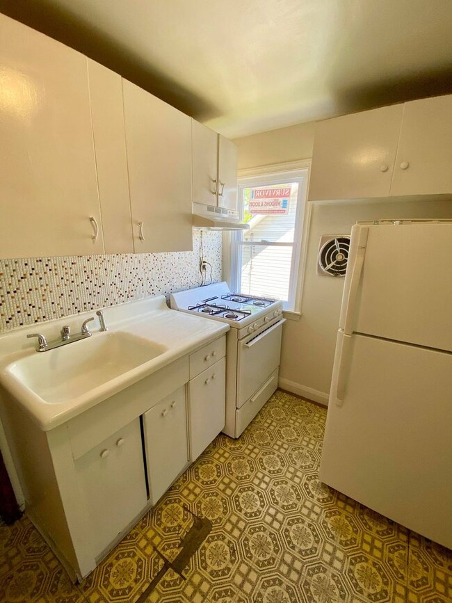 Building Photo - For Rent: Spacious Comfort at Ridgecroft Rd