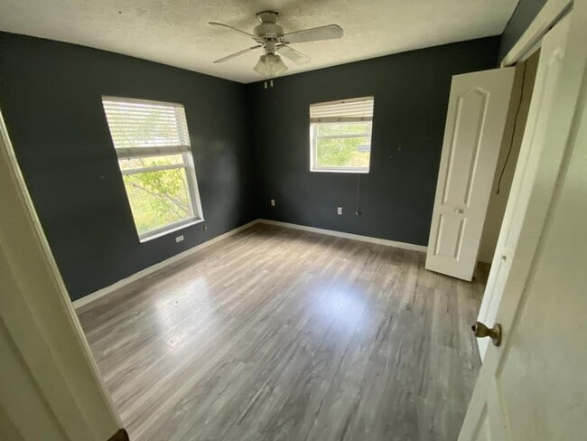 Building Photo - 1999 N Cloverdale Terrace