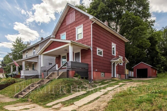Building Photo - 3 Bed Home with Garage, Private Driveway & Yard – $1,495/mo