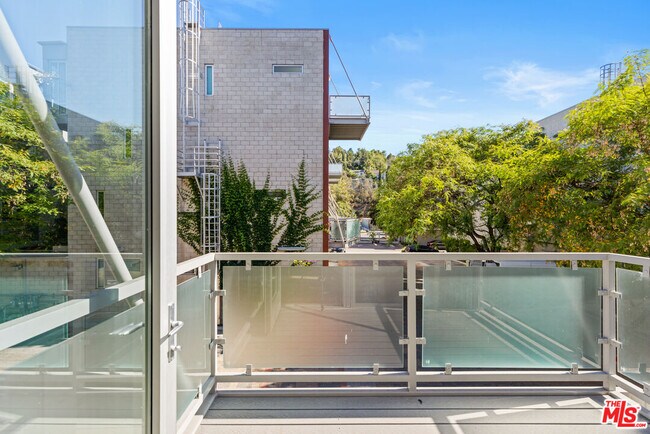 Building Photo - 3450 Cahuenga Blvd W
