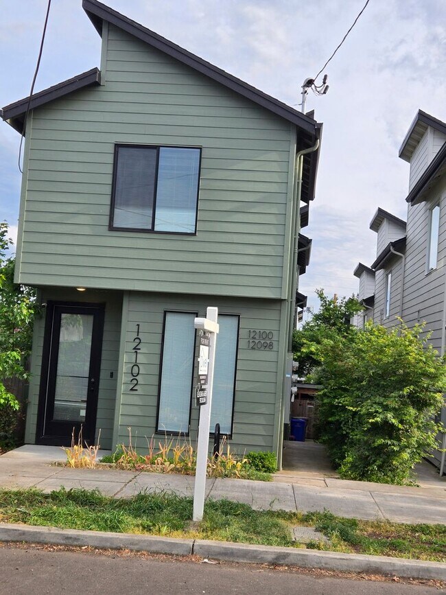 Building Photo - Sleek & Chic! 2 level 2 Bed/1.5 ba 814 Sf