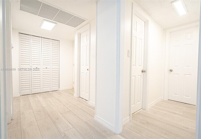 Building Photo - 3140 S Ocean Dr