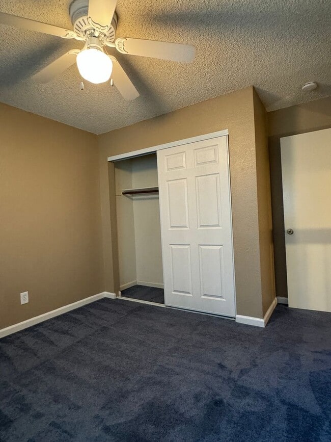Building Photo - Nicely updated condo in Cirby Woods III