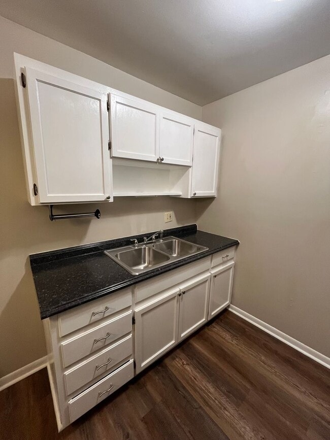 Building Photo - Walk to Vandy and Hillsboro Village, 1 Bed/1 Bath at the Villager West, Top Floor and Newly Renov...