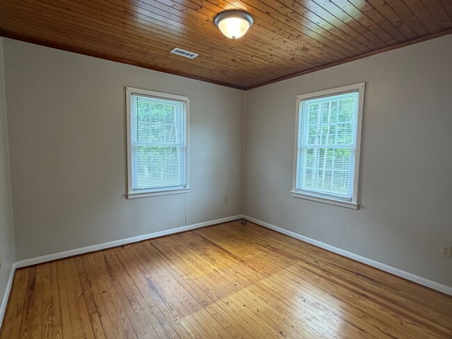 Building Photo - 646 Mill Creek Rd