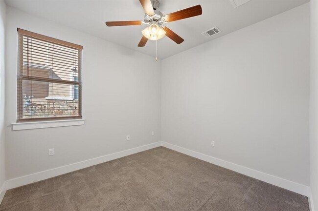 Building Photo - 13800 Lyndhurst St