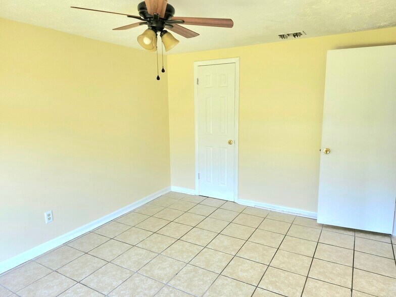 Master bedroom new fan - 2701 beech st #a