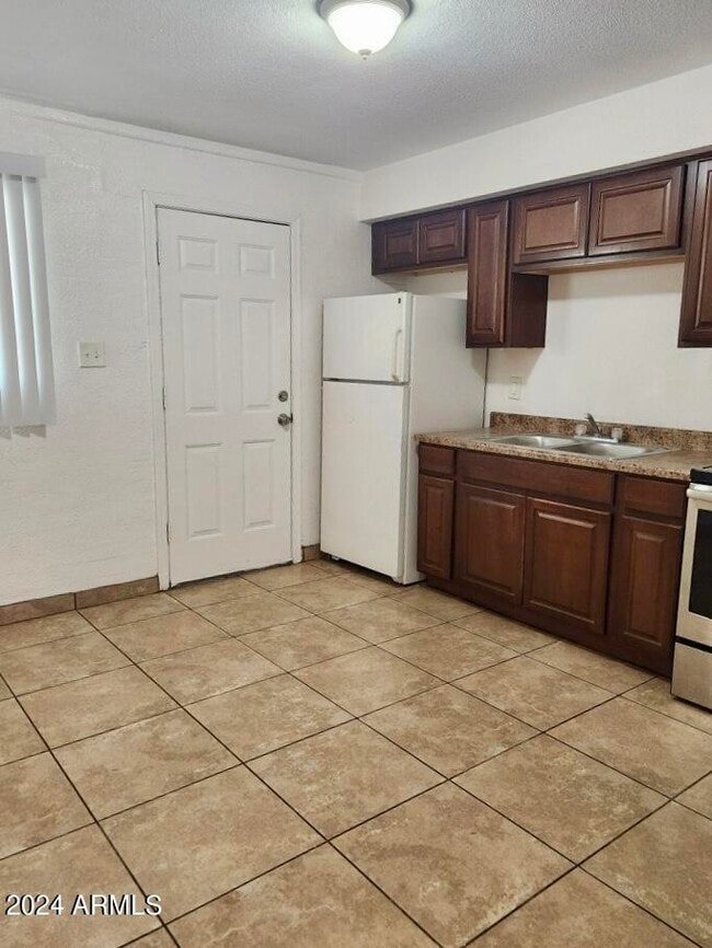Building Photo - 2139 W Glenrosa Ave