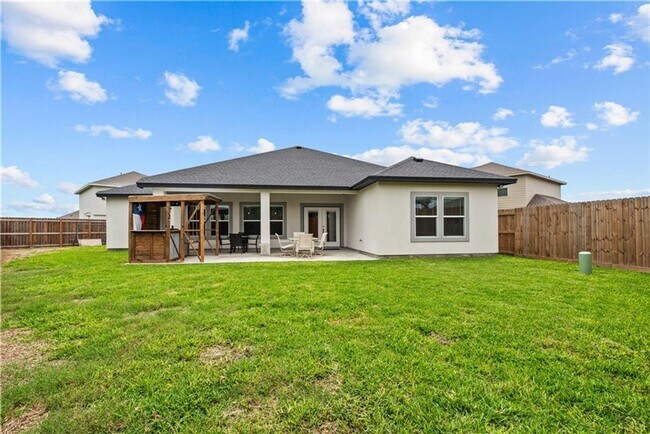 Building Photo - 4 Bedroom | 3 Bathroom | Centrally Located
