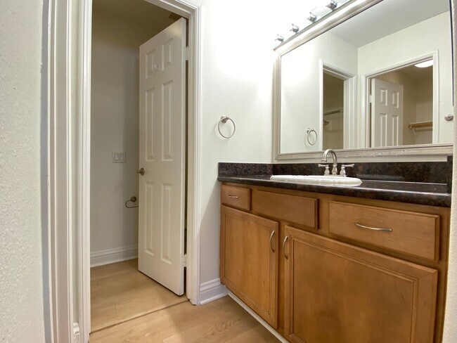 Building Photo - 2 Bedroom, 2 Bath, Downstairs Condo!
