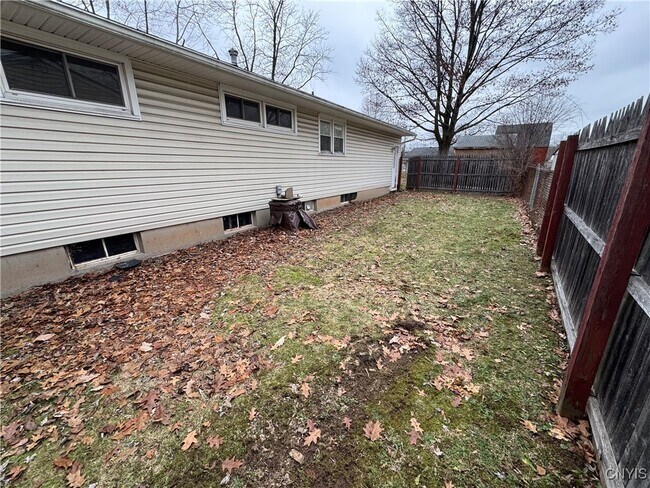 Building Photo - 900 Drexler St