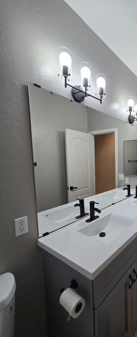 Building Photo - 3 Bedroom, 2 Bath with Den Available Now!