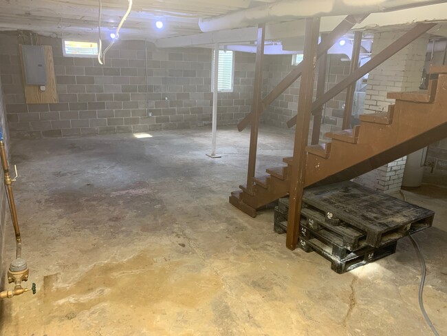 Building Photo - 3315 Valley Dr