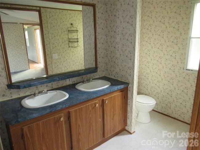 Building Photo - 2400 Skyview Ln