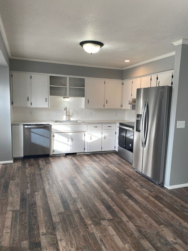 Building Photo - 3 bedroom/1.5 bathroom house/2 car garage