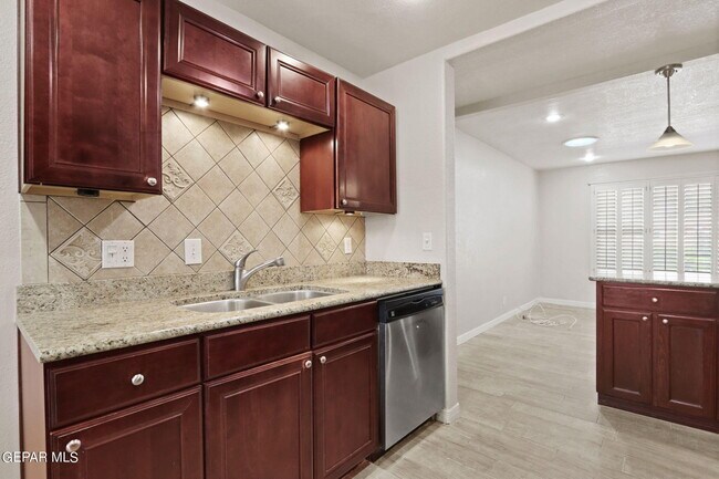 Building Photo - 921 Ash Ln