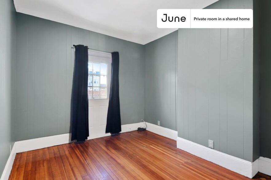 Building Photo - Private bedroom in 7 bed/2 bath Home