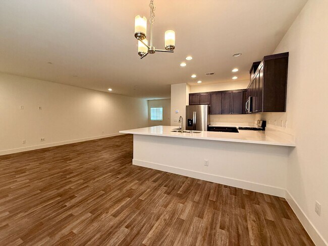 Building Photo - 3 BED 2.5 BATH 2 CAR GARAGE TOWNHOUSE w/ PRIVATE BACKYARD in GATED COMMUNITY.