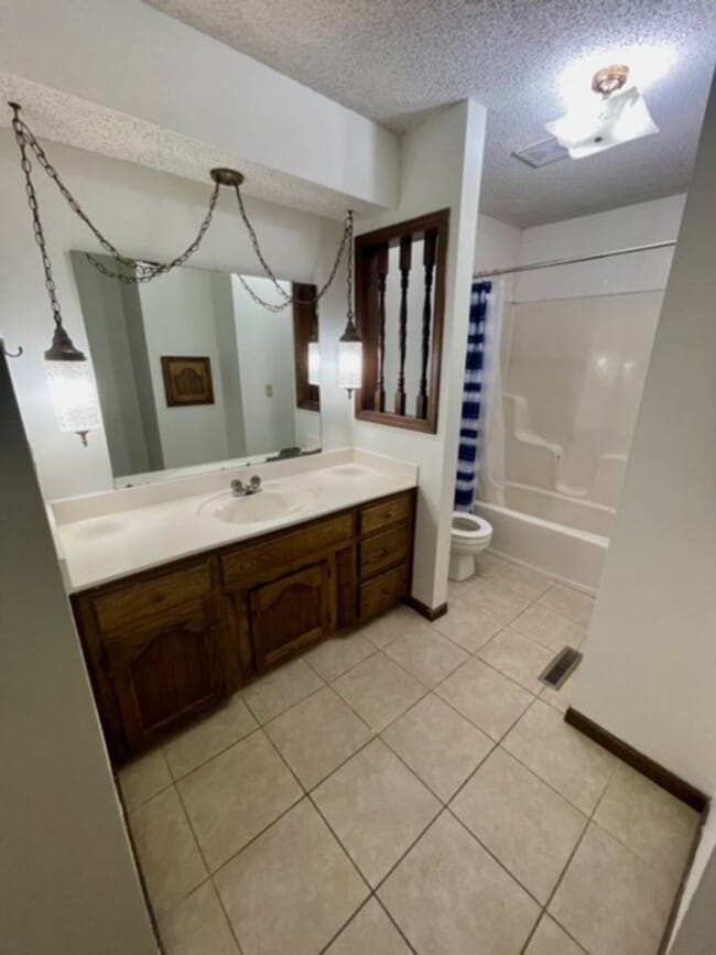 Building Photo - 3839 N Stewart Ave