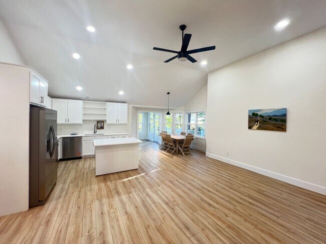 Building Photo - Pet Friendly, Remodeled Home in North Myrt...