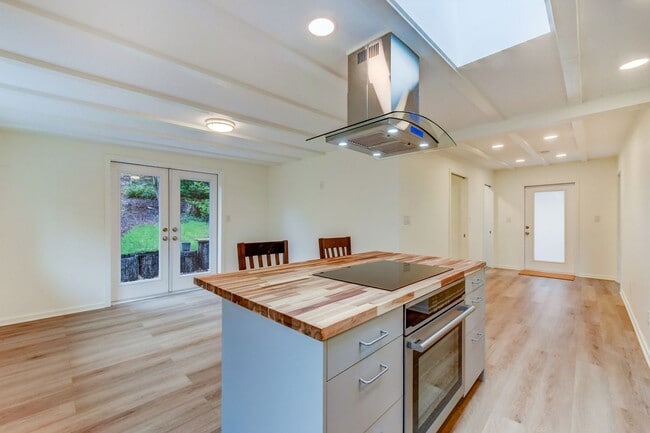 Building Photo - A Fresh, Open Home for a Relaxed Life by the Lake