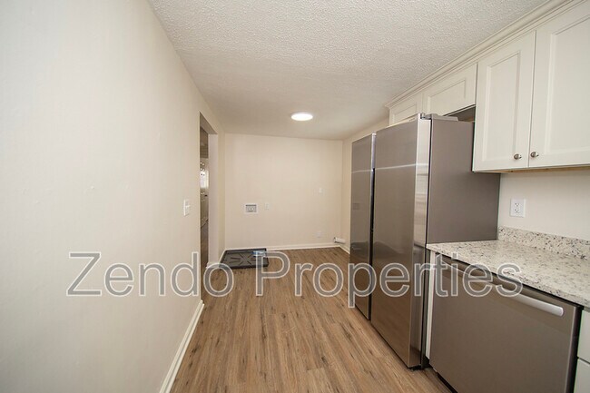 Building Photo - 1733 Parkview Ave