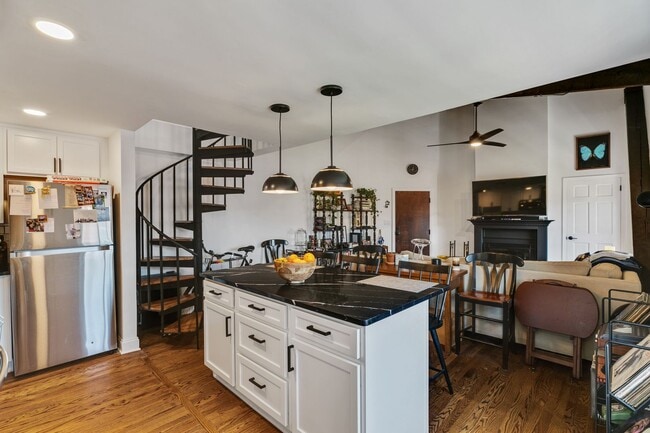 Building Photo - Beautiful Bi-level Condo For Rent In Fairmount With Parking!