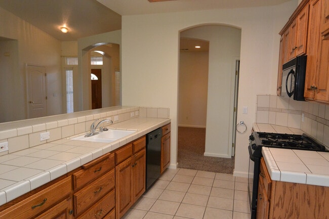 Building Photo - Spacious 3 Bedroom 2 Bathroom home with a Bonus Room in Southeast Visaliia!