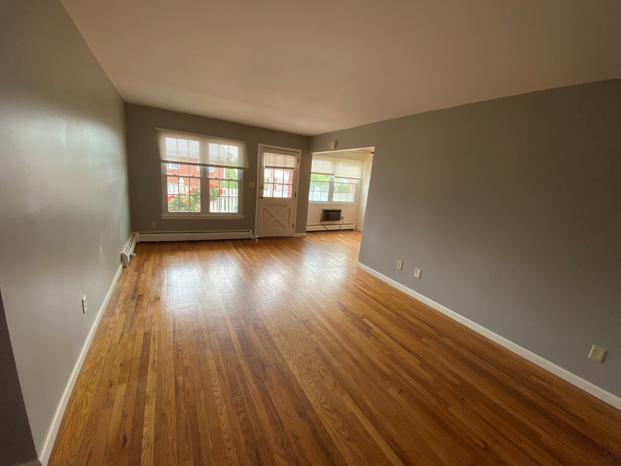 Building Photo - 6 Colonial Rd