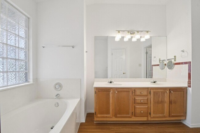 Building Photo - 1300 Leah Ln