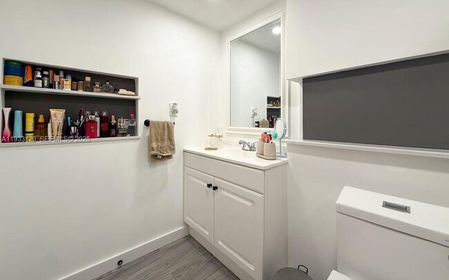 Building Photo - 9125 SW 77th Ave