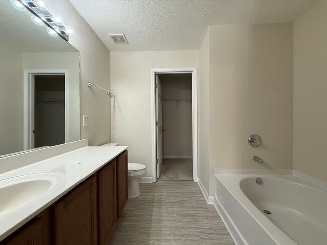 Building Photo - Brentwood - SPACIOUS 3 Bedroom Townhome in...