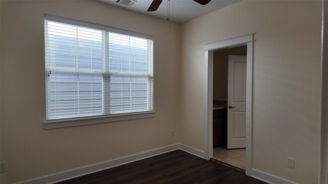 Building Photo - 902 W 20th St