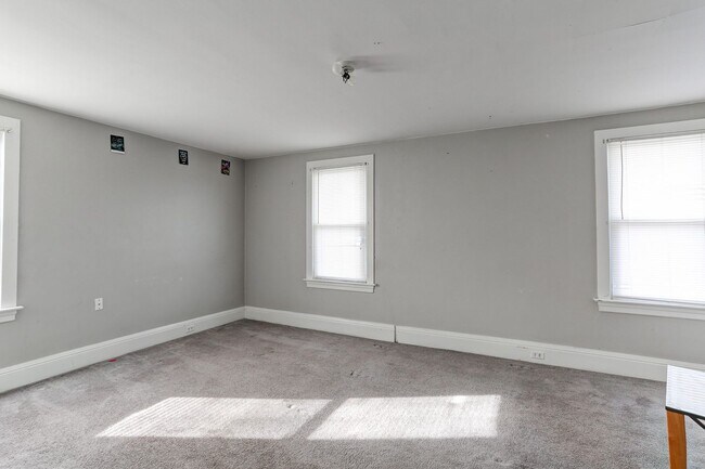 Building Photo - 168 8th St