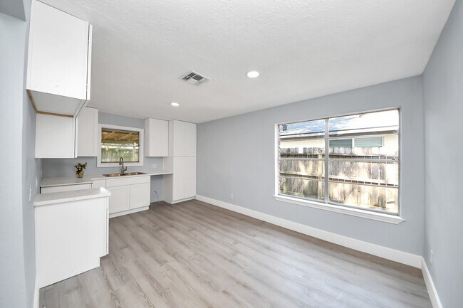 Building Photo - 10171 NW Park Dr