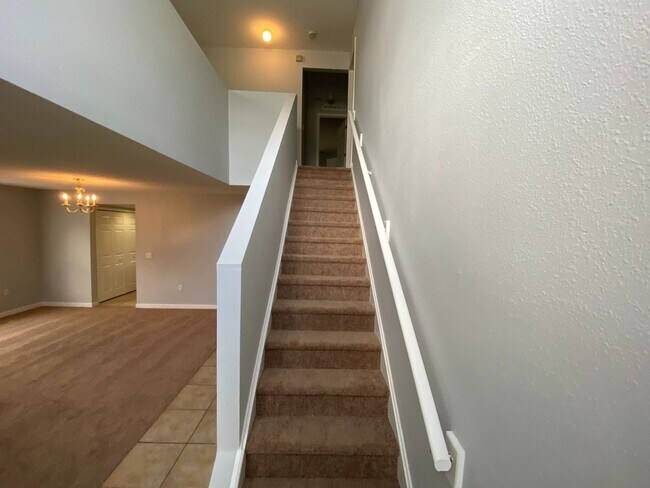 Building Photo - Beautiful 4 Bedroom, 3.5 Bath, 2 Car Garag...