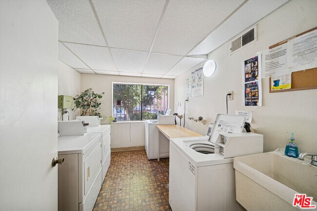 Building Photo - 1519 N Martel Ave