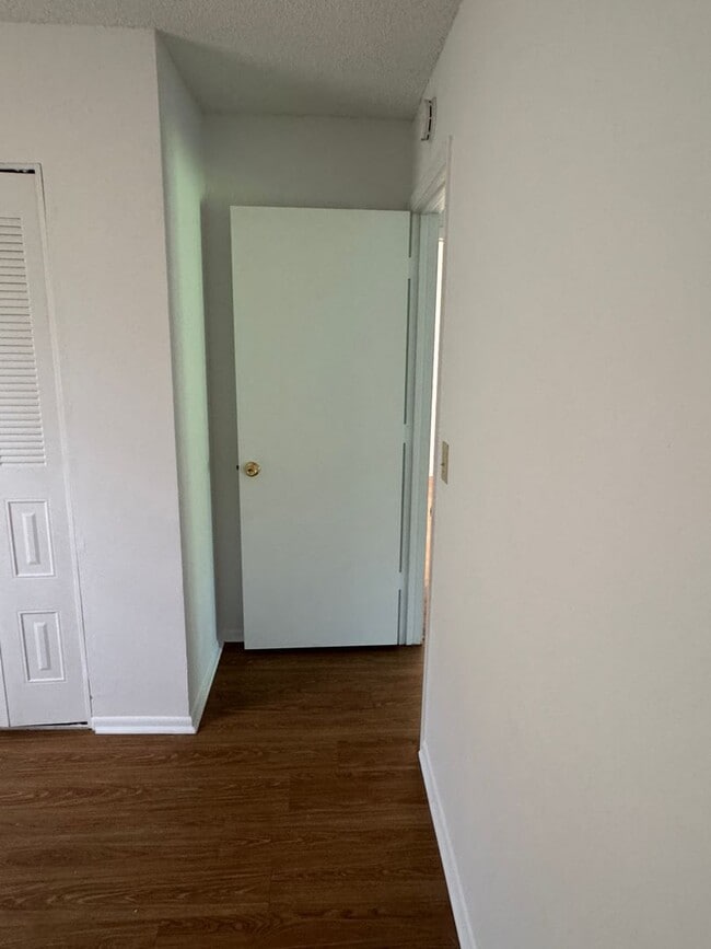 Building Photo - Cute as a button home with high ceilings a...