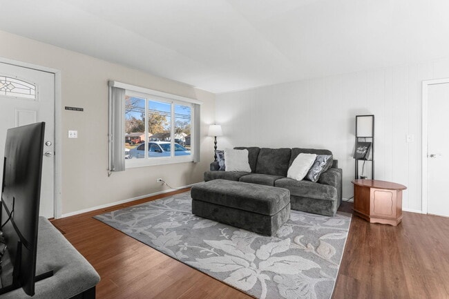 Building Photo - 5011-5013 Three Oaks Rd