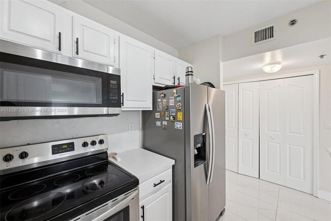 Building Photo - 2665 SW 37th Ave