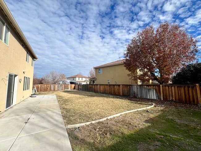 Building Photo - Four Bedroom South Reno Two Story Home with Washer/Dryer