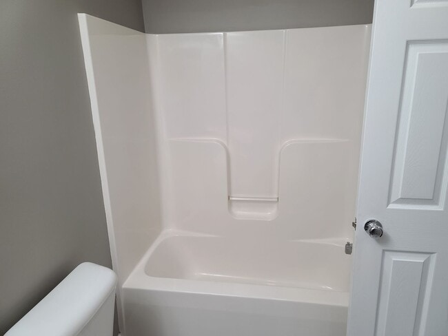 Building Photo - 3 Bedroom 2 1/2 bath end unit Townhome for...