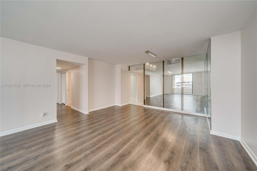 Building Photo - 2500 Parkview Dr